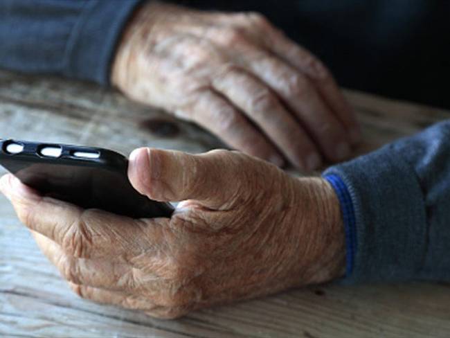 Entre las personas mayores de 65 años un 11% compartieron noticias falsas, mientras que entre los jóvenes de solo lo hicieron un 3%. . Foto: Getty Images