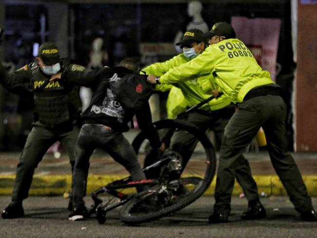 Agresión policial en medio de las manifestaciones del paro nacional. Foto: Colprensa - Álvaro Tavera
