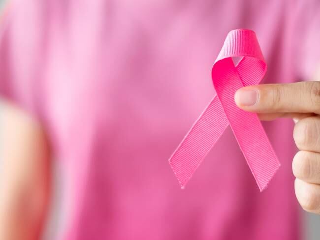 Un nuevo fármaco ayudaría a frenar un tipo de cáncer de mama, según estudio clínico