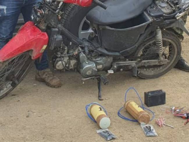 La motocicleta estaba cargada con 15 kilogramos de material explosivo. Crédito: Fiscalía General de la Nación.