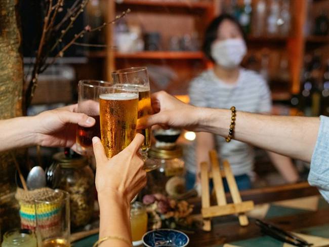 El Ministerio de Salud expidió la resolución número 1569, en donde se establece el protocolo de bioseguridad para el consumo de bebidas alcohólicas en bares y restaurantes. Foto: Getty Images / RECEPBG