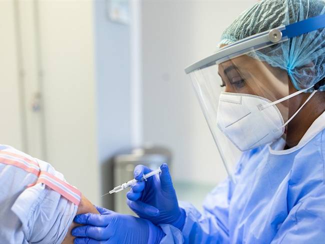 Imagen de referencia de vacunación contra el COVID-19. Foto: Getty Images / Luis Alvarez