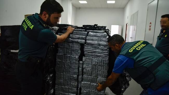 Foto Referencia: Agentes de la Guardia Civil con un cargamento de estupefacientes incautado. (Photo By Antonio Sempere/Europa Press via Getty Images)