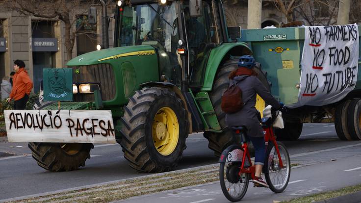 GRAFCAT9536. BARCELONA (ESPAÑA), 08/02/2024.-Decenas de agricultores con sus tractores que han pernoctado en Barcelona continúan esta mañana en la Ciudad y se dirigen al Parlament.EFE/ Quique García