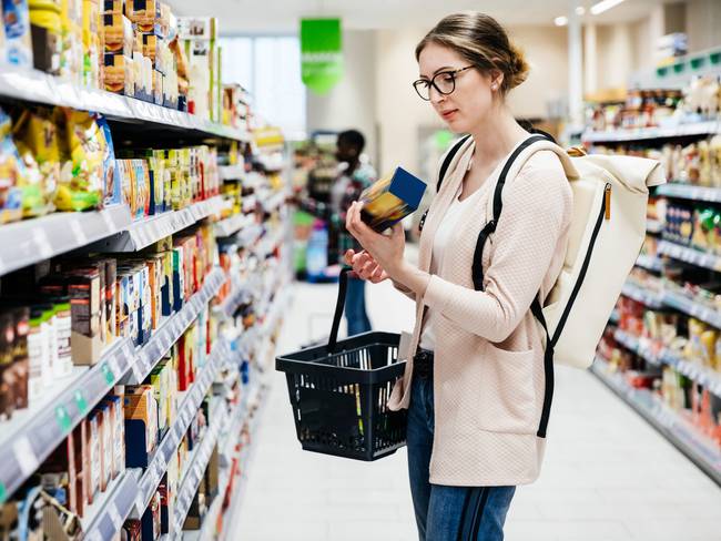 Imagen de referencia de mujer viendo etiquetas de alimentos. Foto: Getty Images