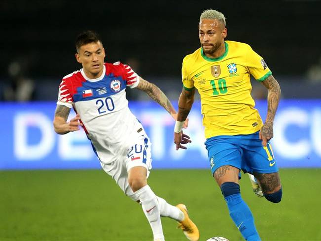 Charles Aranguiz y Neymar Jr en Copa América 2021. Foto: MB Media/Getty Images