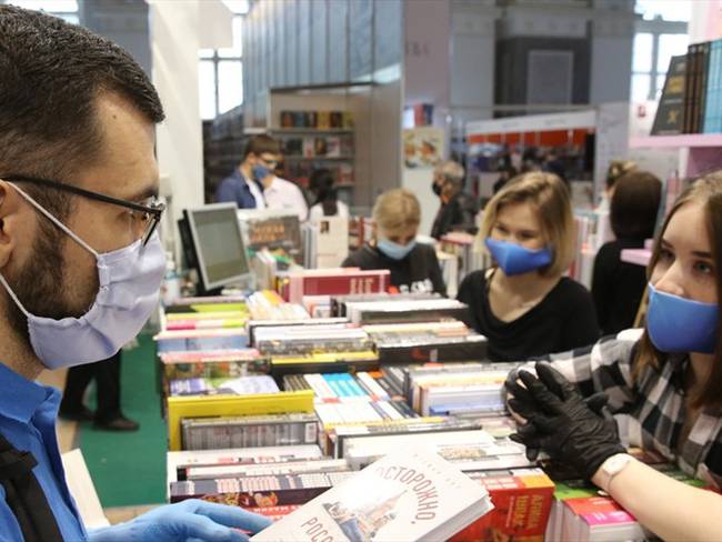 Personas y el consumo de libros en la pandemia. Foto: Referencia Getty