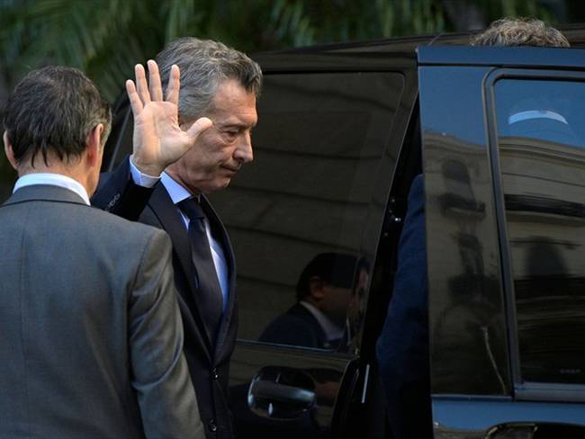 El presidente de Argentina, Maurucio Macri, fue engañado por tres jóvenes de su país a la salida de la sede de la Fifa, en Zúrich (Suiza). Foto: Getty Images