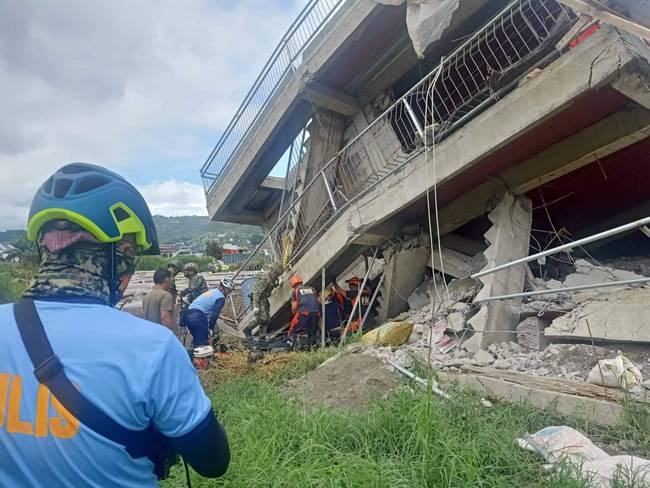 Al menos cinco muertos tras un fuerte terremoto en el norte de Filipinas