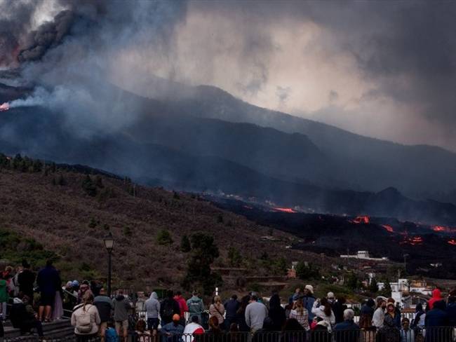Ciudadanos observan la erupción del volcán Cumbre Vieja en Isla Palma, España. Foto: Getty Images/Anadolu Agency