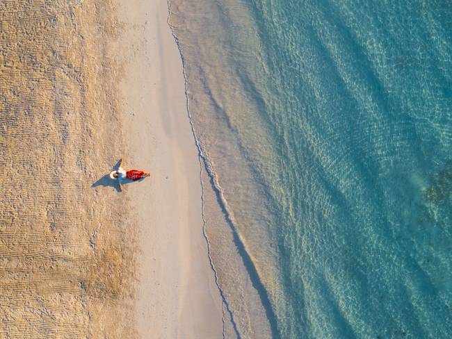Mujer sola en la playa (Getty Images)