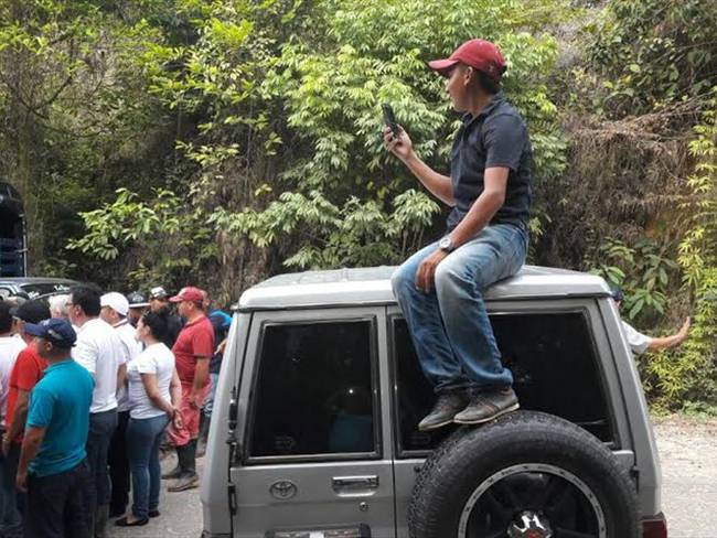 Transportadores bloquearon caravana del Gobernador de Norte de Santander en el Catatumbo. Foto: La Wcon Julio Sánchez Cristo