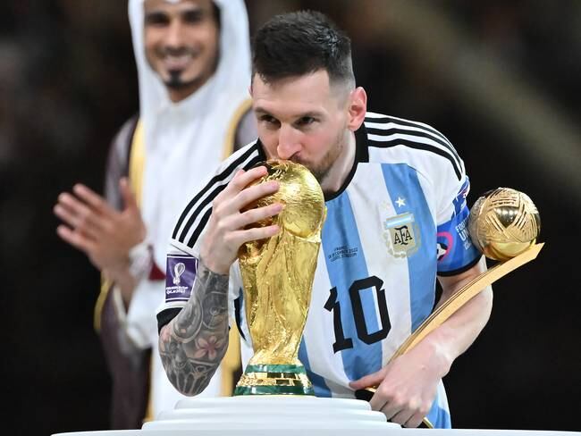 Lionel Messi besando el trofeo. (Photo by Lionel Hahn/Getty Images)