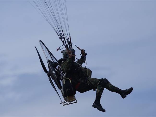 Soldado protagoniza dramático momento al caer luego que su paracaídas no abriera. Foto: Colprensa - Camila Díaz