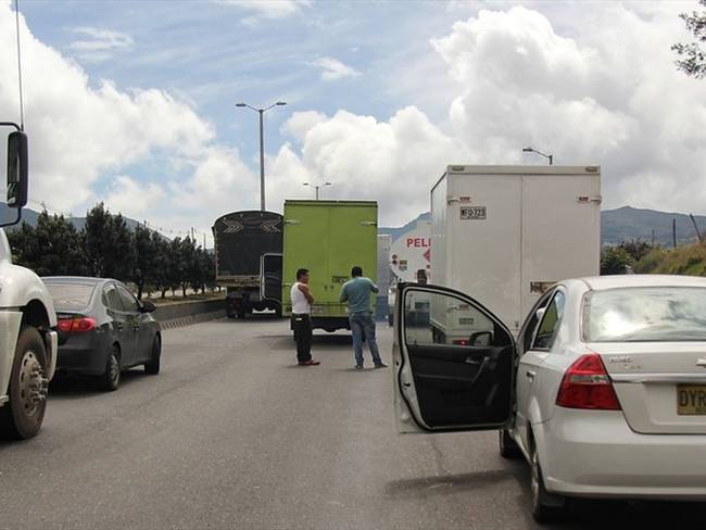 Conductores llevan dos noches y tres días estacionados en la vía Villavicencio. Foto: Colprensa