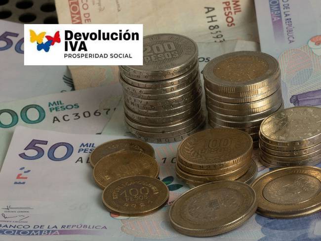 Billetes y monedas colombianas. Encima el logo de Devolución del IVA / Fotos: GettyImages y redes sociales