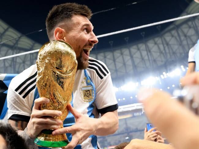 Messi con la Copa del Mundo tras vencer a Francia en la final del Mundial de Qatar 2022. Foto: Gustavo Pagano/Getty Images
