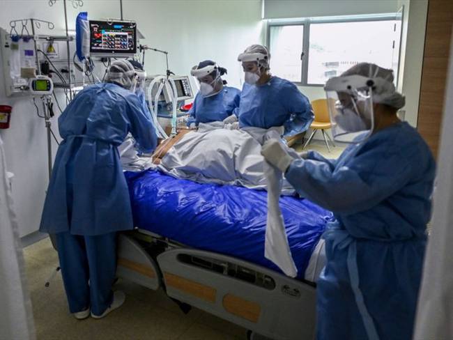 El Colegio Médico de Bogotá pidió que se declare de manera inmediata la alerta roja hospitalaria nacional. Foto: Getty Images / JOAQUIN SARMIENTO