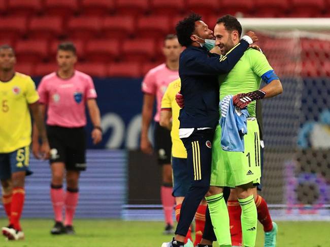 Juan Guillermo Cuadrado abrazando a David Ospina tras eliminar a Uruguay de la Copa América. Foto: Buda Mendes/Getty Images