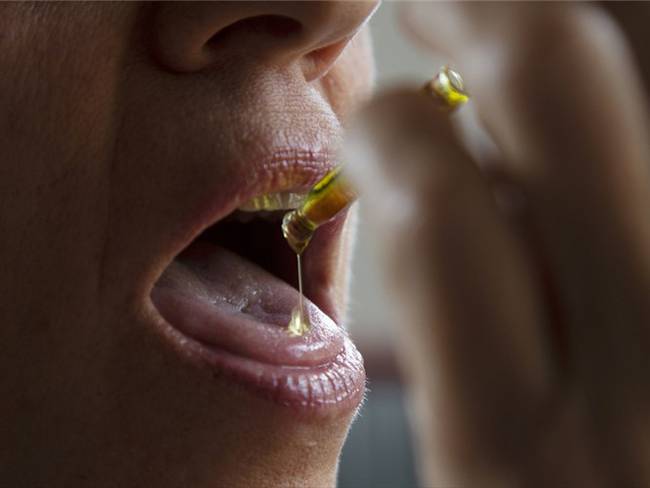 Mi hija toma tres gotas al día de aceite de cannabis, eso es tres tarros al mes lo que supone un costo de 280 mil pesos: Sergio Gómez. Foto: Getty Images