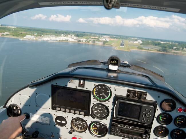 Controlador aéreo salvó la vida de un pasajero sin experiencia que intentaba aterrizar un avión
