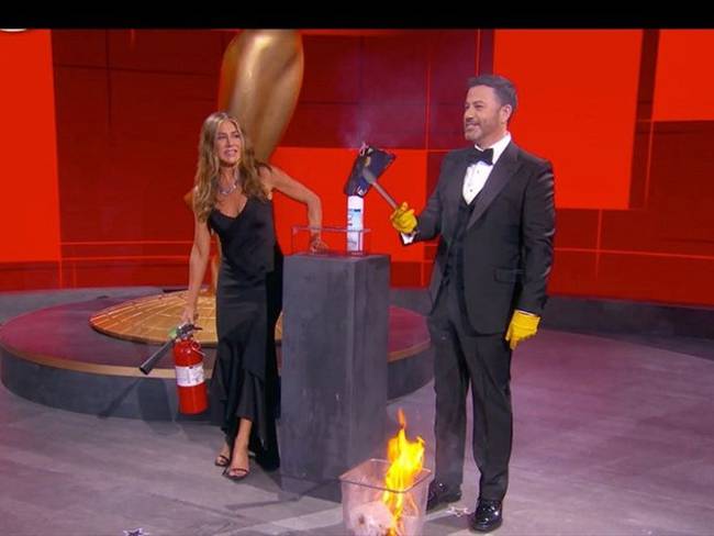 El momento del pequeño incendio en los Emmy. Foto: Getty Images.
