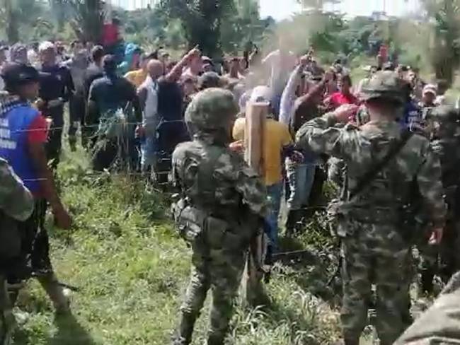 Campesinos impiden salida de soldados de la base militar en el municipio de Tibú- Cortesía 