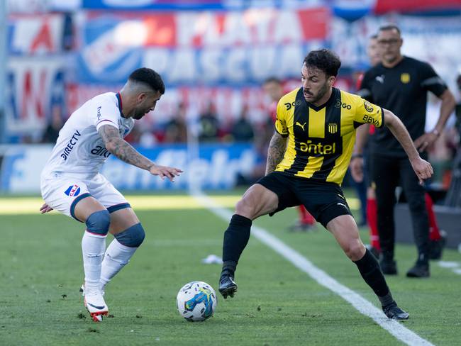 Nacional y Peñarol empataron 2-2 en el clásico del fútbol uruguayo