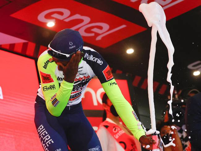 Giro de Italia: Biniam Girmay abandona la carrera tras lesión en el ojo con el corcho del champán