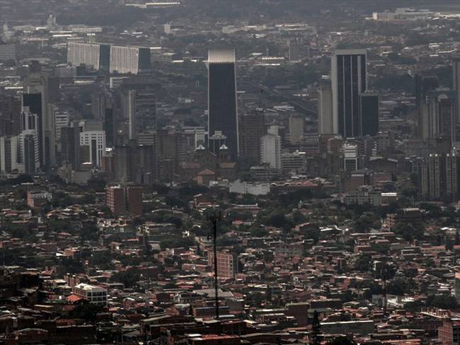 Pavel Gogulan, ciudadano conocido como el “Spider-Man ruso”, fue sorprendido en Medellín cuando escalaba sin ninguna protección el edificio One Plaza. Foto: Getty Images