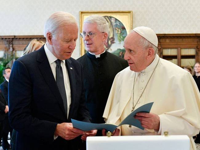 Joe Biden y el papa Francisco se reunieron en histórica visita. Foto: Vatican Media via Vatican Pool/Getty Images