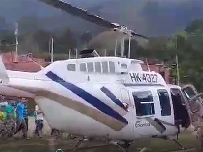 Un helicóptero tipo Bell 206, perteneciente a Aero Charter Andinas S.A. y que movilizaba $1.700 millones, fue objeto de un presunto ataque y posterior incineración. Foto: Cortesía