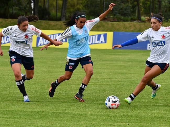 Las futbolistas realizaron trabajos en campo para el reacondicionamiento físico y algunos movimientos tácticos.. Foto: Cortesía: Federación Colombiana de Fútbol