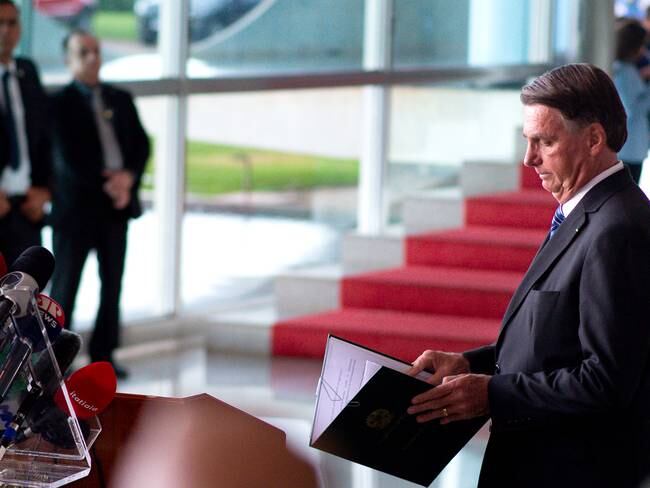 El presidente de Brasil, Jair Bolsonaro, llega a una conferencia de prensa dos días después de ser derrotado por Lula da Silva en la segunda vuelta presidencial en el Palacio Alvorada el 1 de noviembre de 2022 en Brasilia, Brasil. Foto de Andressa Anholete/Getty Images.