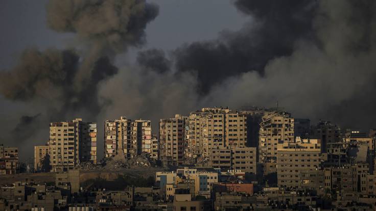 -FOTODELDÍA- Gaza City (---), 14/10/2023.- Humo de una explosión después de que militantes de la milicia Ezz Al-Din Al Qassam, el ala militar del movimiento Hamas, lanzaran cohetes desde la costa de la Franja de Gaza hacia Israel en la ciudad de Gaza, el 13 de octubre de 2023 (publicado el 14 de octubre de 2023). Las Fuerzas de Defensa de Israel (FDI) pidieron la evacuación de todos los civiles del norte de Gaza antes de la invasión terrestre prevista. EFE/MOHAMMED SABER