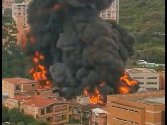 Atienden grave incendio en un fábrica de Envigado, Antioquia. Foto: Cortesía Denuncias Antioquia 