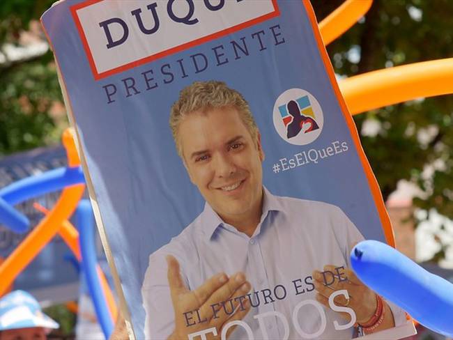 Iván Duque recibió en tarima el respaldo de tres casas políticas cuestionadas del departamento del Bolívar. Foto: Colprensa