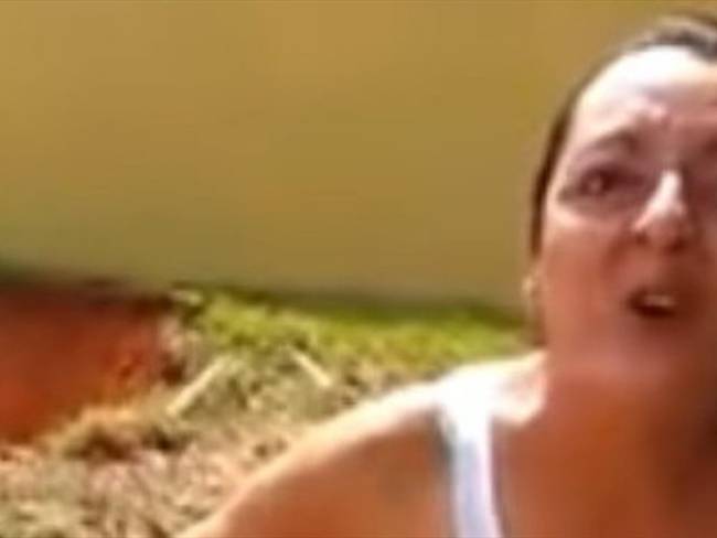 En un video, se puede ver a Isabel Cristina Estrada Baena insultando, amenazando y discriminando a varios obreros. Foto: Redes sociales