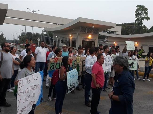 Comunidad protesta por la contaminación de las afluentes de la zona.. Foto: Suministrada por Oscar Sampayo.