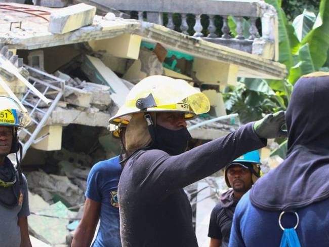 Cuerpo de bombero y rescate adelantan las funciones en Haití, tras terremoto de 7,2 que ha dejado a más de 1.000 muertes. Foto: Getty Images/ STANLEY LOUIS / Colaborador