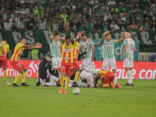 Baldomero Perlaza sufre impresionante lesión de tobillo en partido del Nacional. Foto: Colprensa