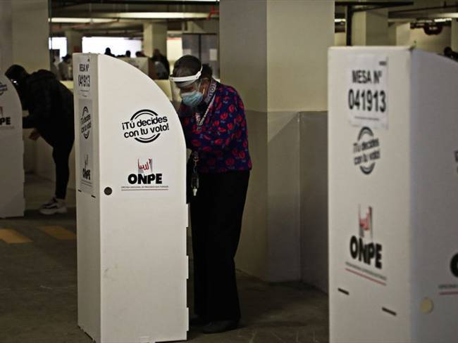 Muy igualada, así avanza el conteo de votos en las elecciones en Perú. Foto: Getty Images