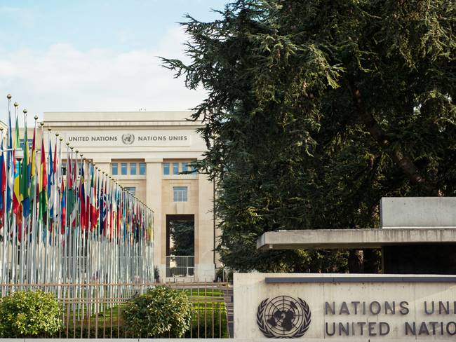 Imagen de banderas nacionales frente a la sede de las Naciones Unidas en Ginebra, Suiza. Foto: Getty Images.