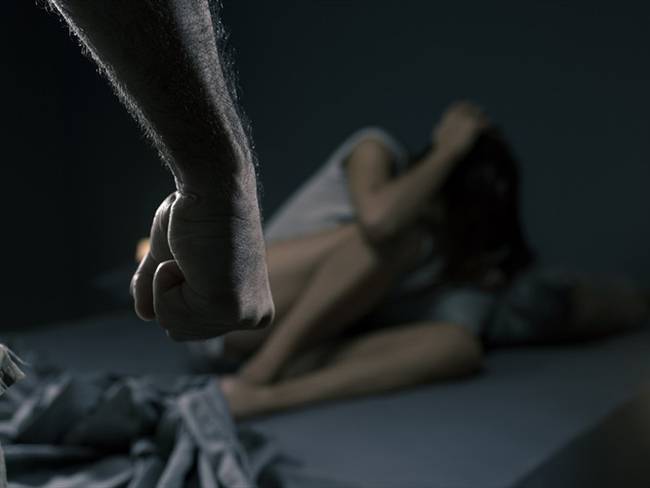 “Me acosté a dormir, él llegó a agredirme, luego hubo violencia sexual por parte de él. Luego se lanza sobre mí para estrangularme”: Ingrid Espejo. Foto: Getty Images / CYANO66