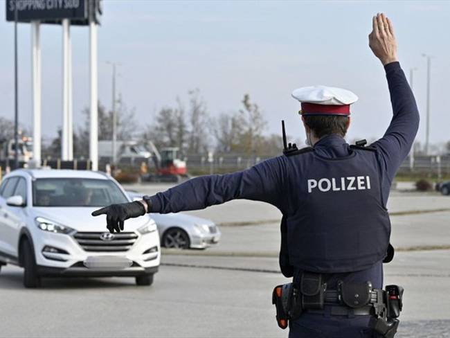 Oficial de la Policía en Austria realiza labores de control en el confinamiento a no vacunados. Foto: Getty Images