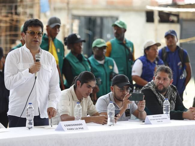 AME862. SUÁREZ (COLOMBIA), 19/09/2023.- El alto comisionado para la paz en Colombia, Danilo Rueda, habla durante una mesa de diálogos con las disidencias de las FARC, hoy, en Suárez (Colombia). El Gobierno colombiano y el Estado Mayor Central (EMC), principal disidencia de las ya disueltas FARC, instalarán la mesa de diálogo el próximo 8 de octubre, cuando también arrancará un cese el fuego bilateral que se extenderá por 10 meses. EFE/ Ernesto Guzmán
