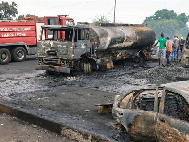 Cuerpos de bomberos atienden la emergencia en Sierra Leona por una explosión. Foto: Getty Images