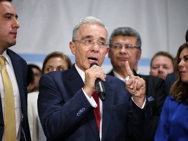 El juez dejó vinculado al proceso al expresidente Álvaro Uribe. Foto: Colprensa / ÁLVARO TAVERA