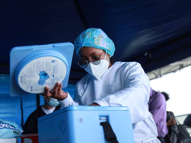 Inicia vacunación de refuerzo de mayores de 50 en Colombia