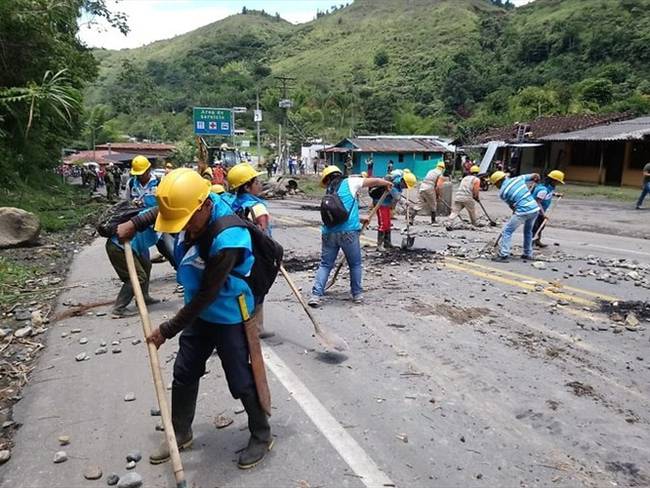 Limpieza de la vía Panamericana después del levantamiento de la protesta indígena. Foto: Colprensa